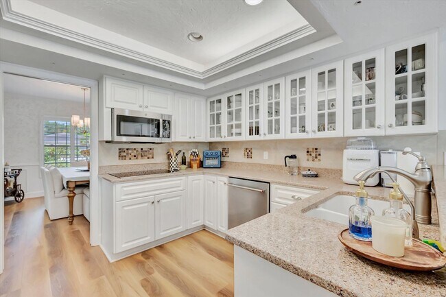 Building Photo - Luxury 5 Bed/4 Bath Pool Home on a Golf Course in Central Sarasota
