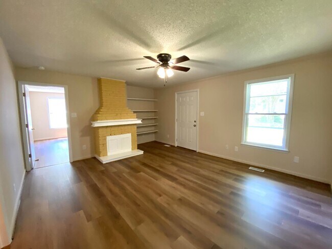Building Photo - 1X1 Extra Large Unfurnished Unit in Historic Bridgeton NC
