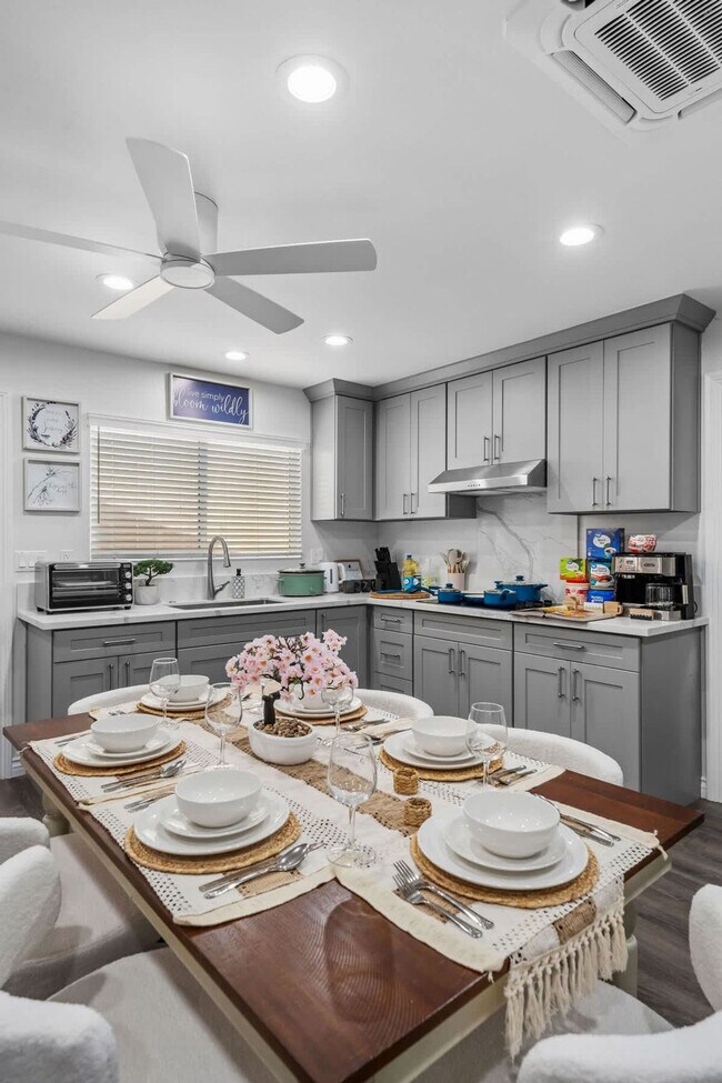 Building Photo - 10983 Parkdale Ave