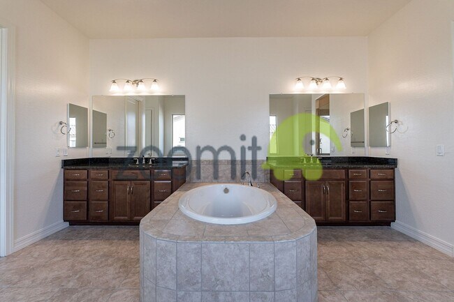 Building Photo - Beautiful Views!