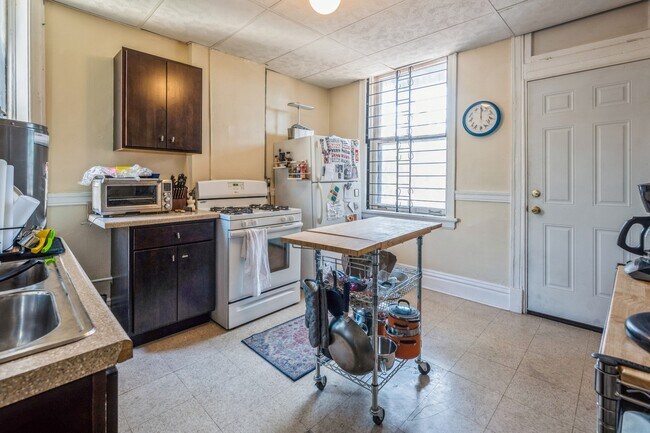 Building Photo - 3140 N Kenmore Ave