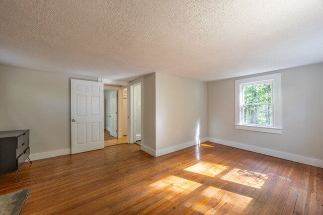 Building Photo - 2 Bedroom Ranch with Scenic Setting