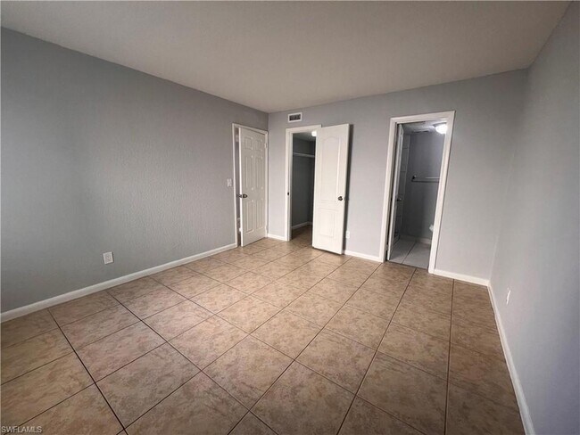 Building Photo - 4601 Bayshore Dr