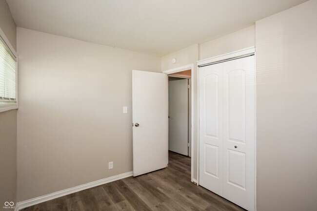 Building Photo - 4851 N Kenyon Dr