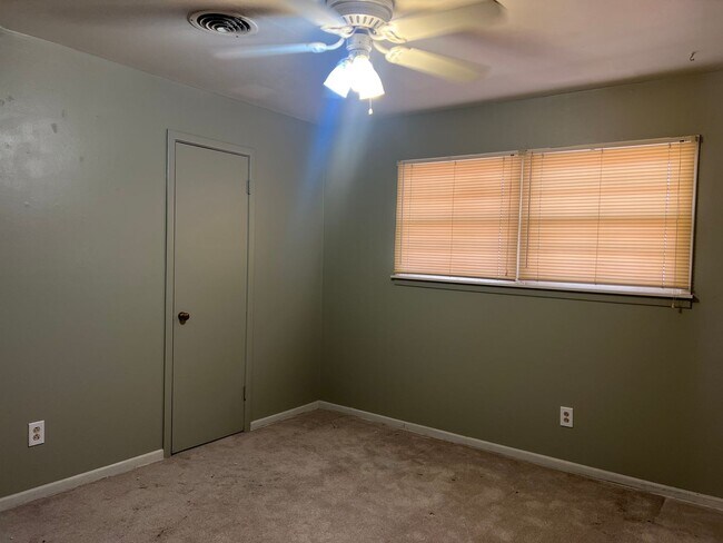 Building Photo - 3 bed 2 bath Move In Ready!