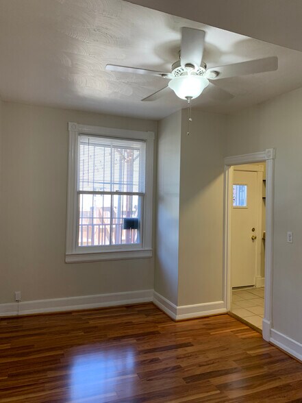 Building Photo - 527 9th St NE