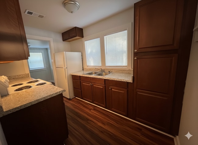 Building Photo - 33 Magnolia Ave