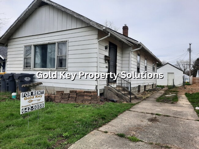 Primary Photo - Large 2 BR 1 BA House with Family Room, Ba...