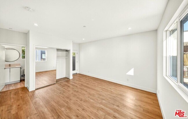 Building Photo - 5641 Riverton Ave