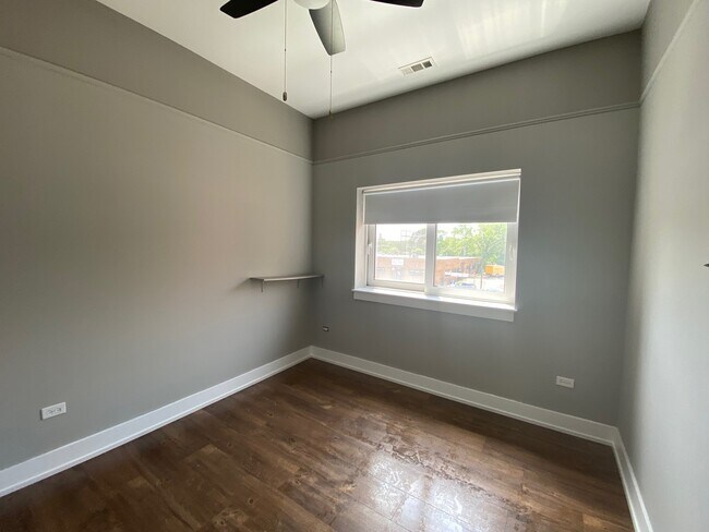 Building Photo - 5911 N Northwest Hwy