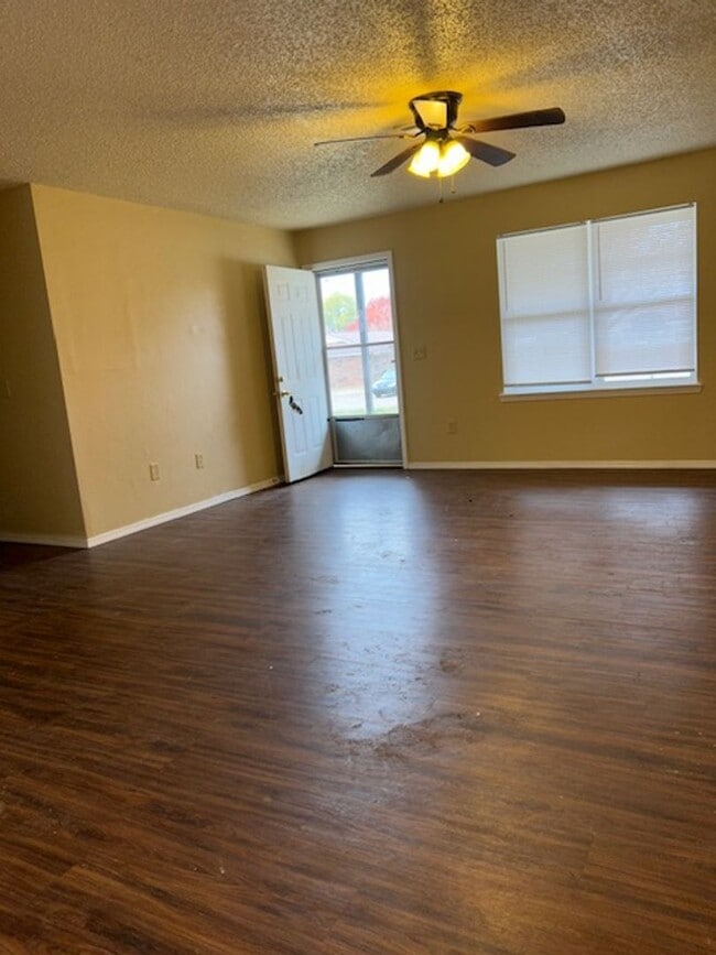 Building Photo - 4 bed 1.5 bath house