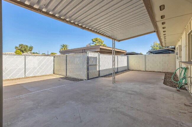 Building Photo - Scottsdale Townhome Now Available!