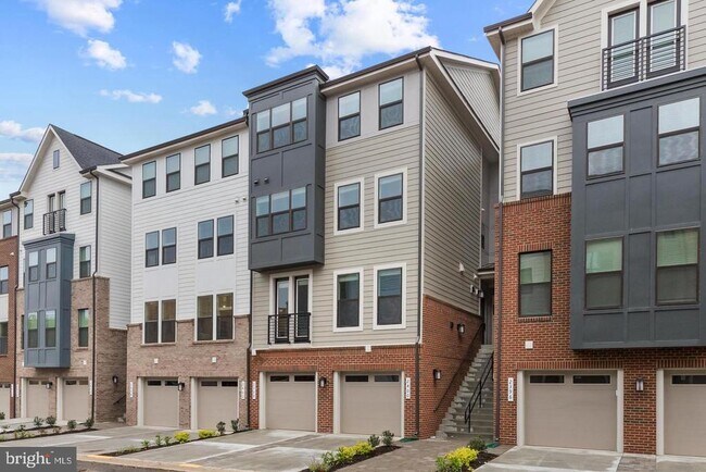 Building Photo - 2400 Stella Pl
