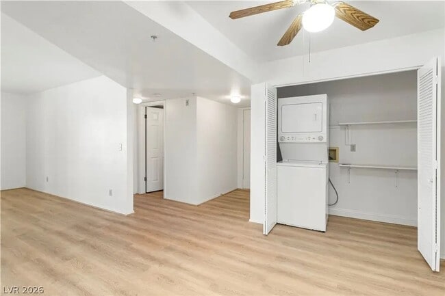 Building Photo - 3550 Bay Sands Dr