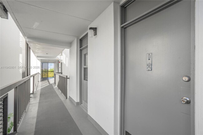 Building Photo - 20500 W Country Club Dr