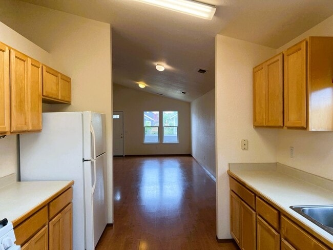 Building Photo - Spacious 3-bed 2-bath home with attached g...