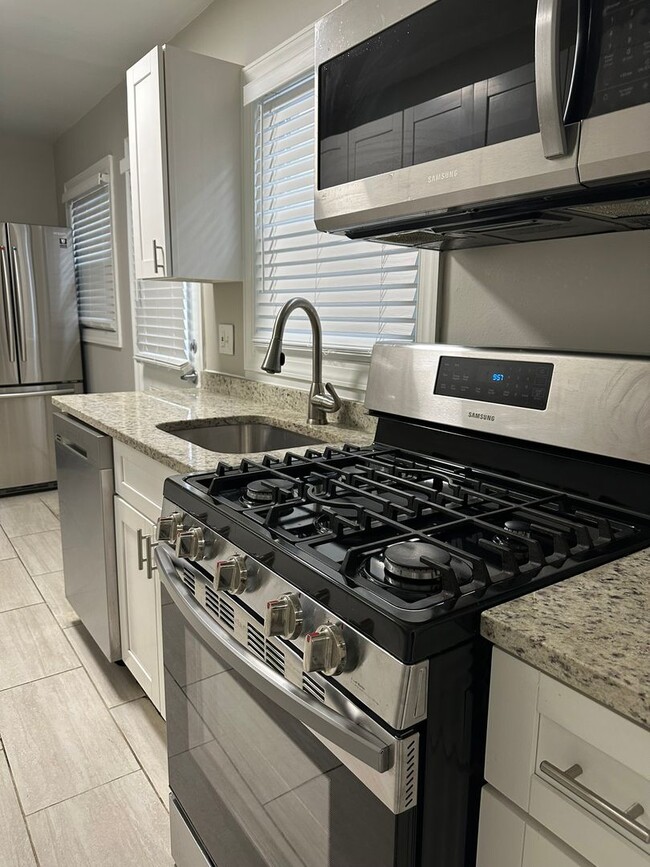 Building Photo - 3 Bedroom Townhome Near Little Italy