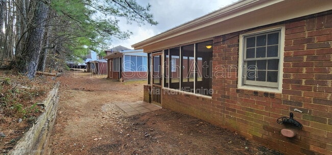 Building Photo - 3441 Southgate Trail SE