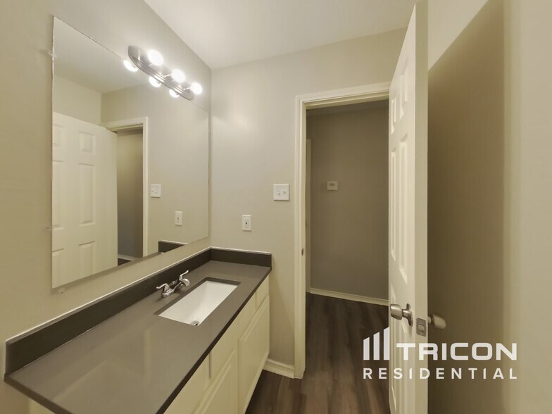 Building Photo - 834 San Jacinto Dr