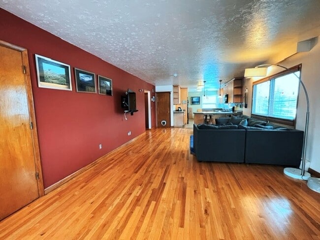 Building Photo - Spacious Midtown Two Bedroom with Utilitie...