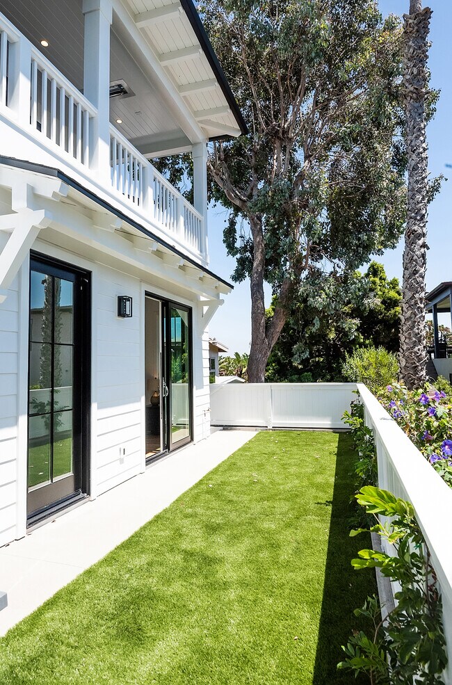 Building Photo - 724 13th St