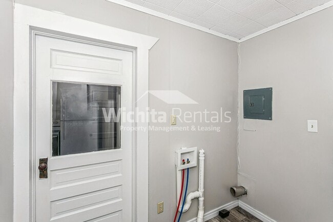 Building Photo - Newton house available for rent!