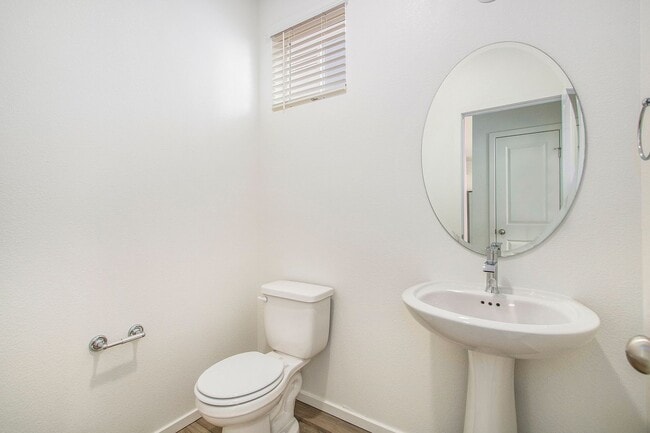 Building Photo - Exquisite 3 Bed 2.5 Bath Single Family Home