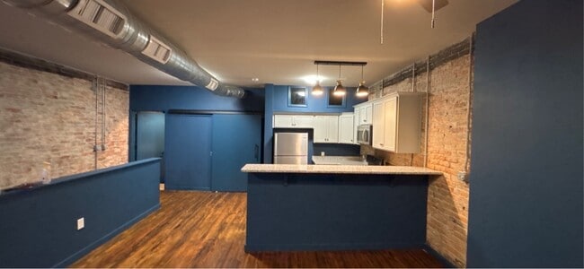Building Photo - 127 Person St