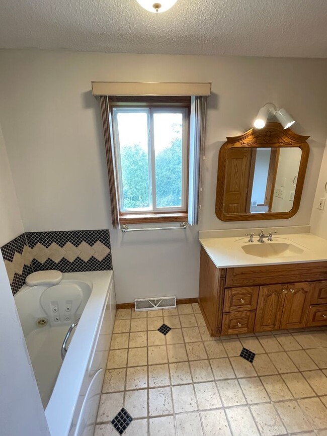 Building Photo - AVAILABLE NOW - 4 Bed, 3.5 Bath Home in He...