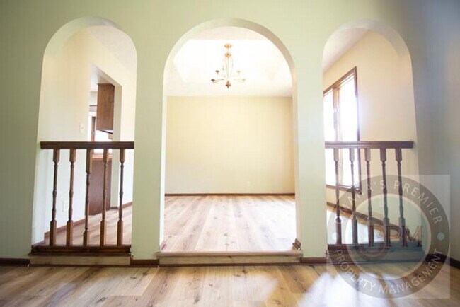 Building Photo - Spacious 3 Bed 3 Bath House