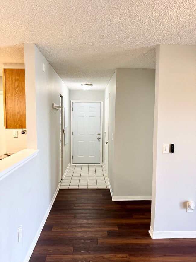 Building Photo - Beautiful 2 bedroom/2 bathroom corner condo in gated Regency Park!