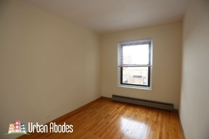 Building Photo - 633 W Barry Ave