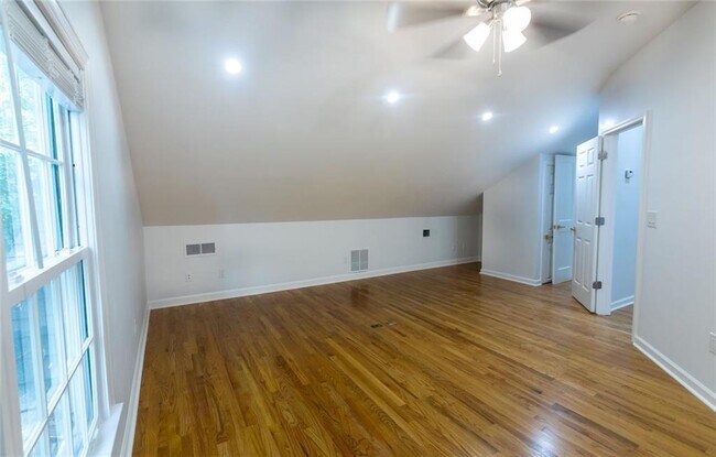 Building Photo - 1311 Roxboro Dr NE