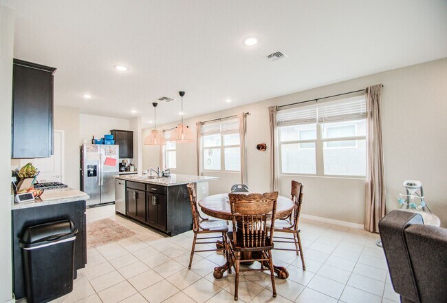 Building Photo - Lovely Single Family 4 bedroom for rent!