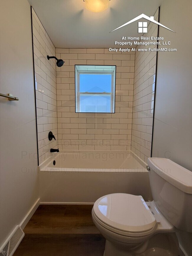 Building Photo - 210 W 6th St