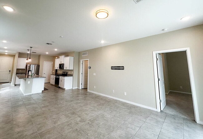 Building Photo - 40523 W Shaver Dr