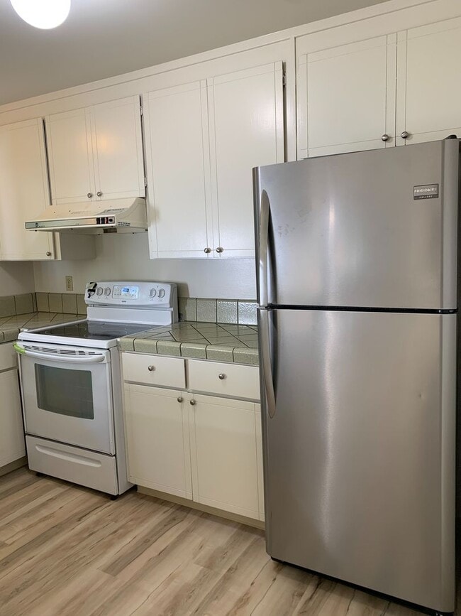 Building Photo - 1252-1254 Valerian Court