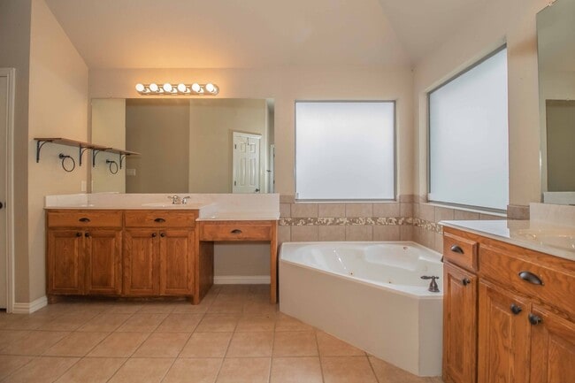 Building Photo - Beautiful Traditional Home on Over an Acre in Weatherford!