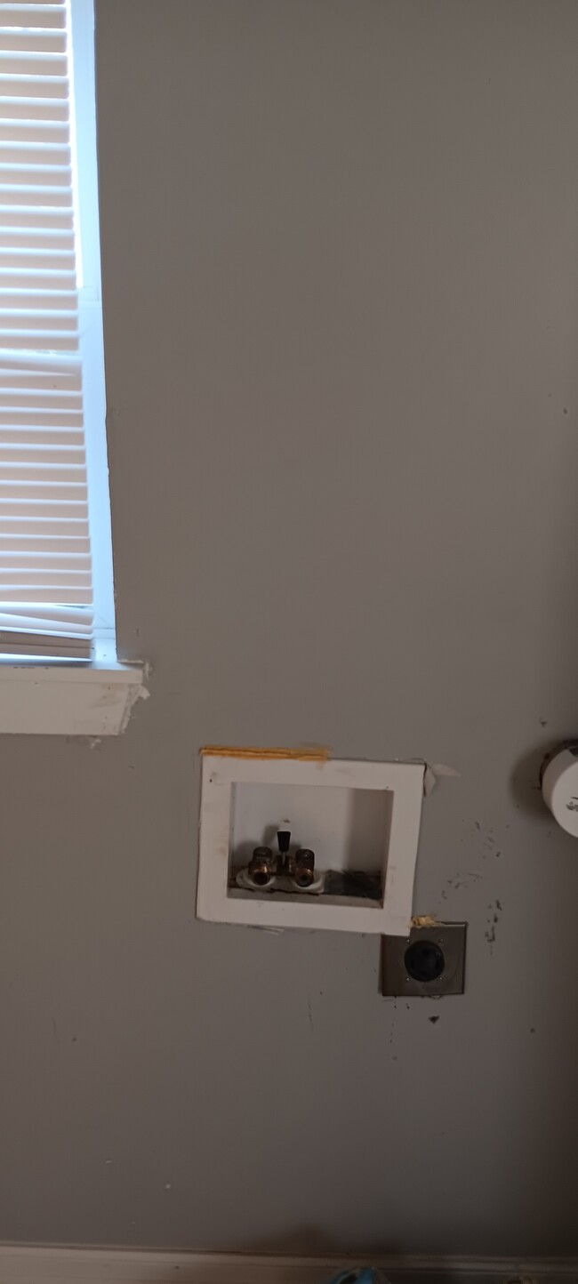 Building Photo - 548 E Woodrow St