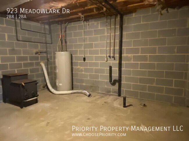 Building Photo - 923 Meadowlark Dr