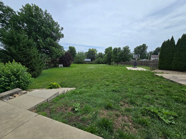 Building Photo - 4 Bedroom Home in Bloomington's East Side