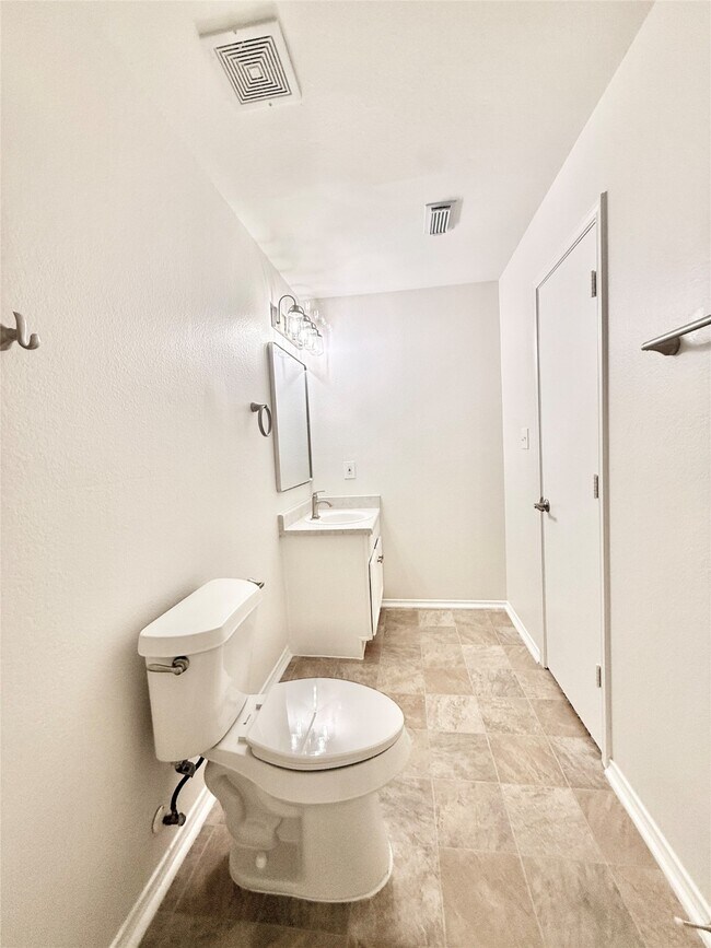 Building Photo - 5718 Highbury Ct