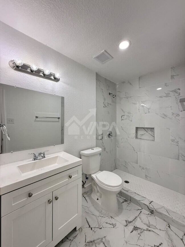 Building Photo - 2706 Lake Briar