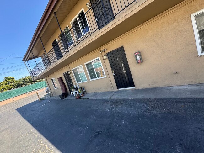 Building Photo - 13714 S Inglewood Ave