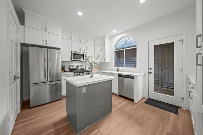 Building Photo - 45 N Lakeridge Cir