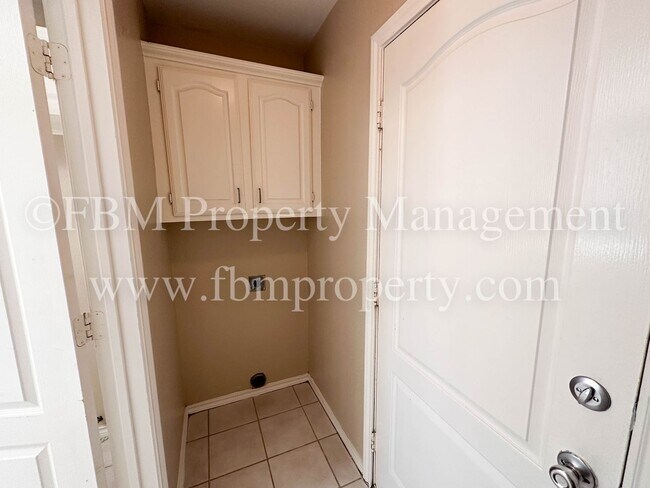Building Photo - 803 Lakeway Dr