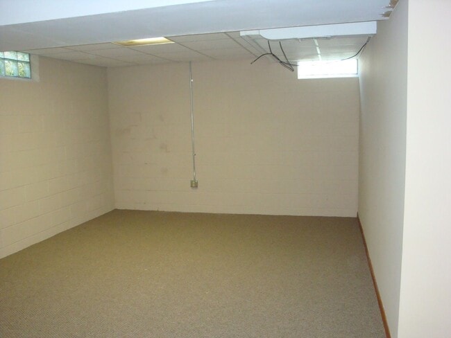 Building Photo - 3 Bedroom, 2 Bath Single Family Home in Quiet Kenosha Neighborhood