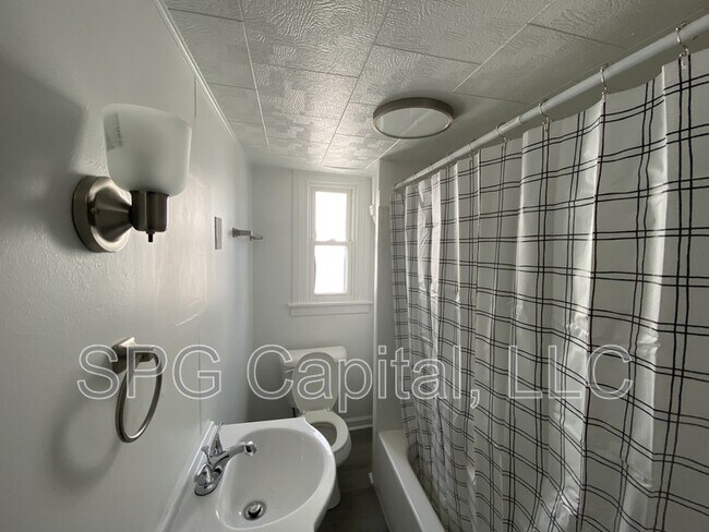 Building Photo - 131 Arch St