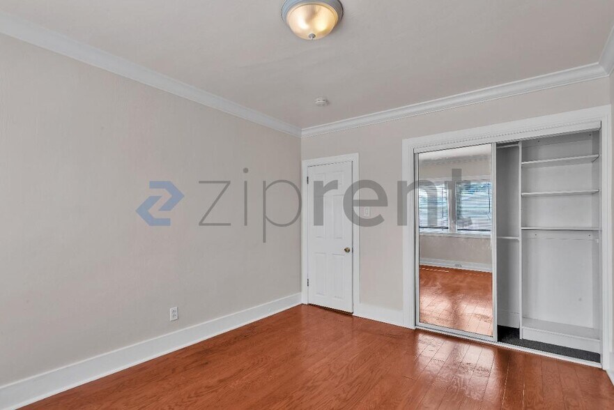 Building Photo - Unit