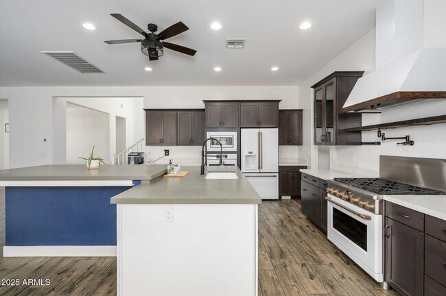 Building Photo - 1221 E Paseo Way